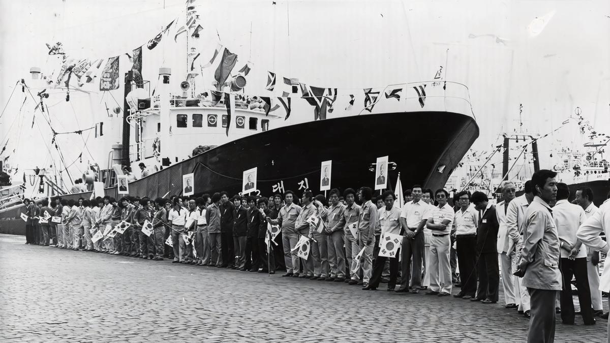 Imagen de la llegada de dos barcos de guerra coreanos a La Luz, una de las fotos que se verán en la exposición.
