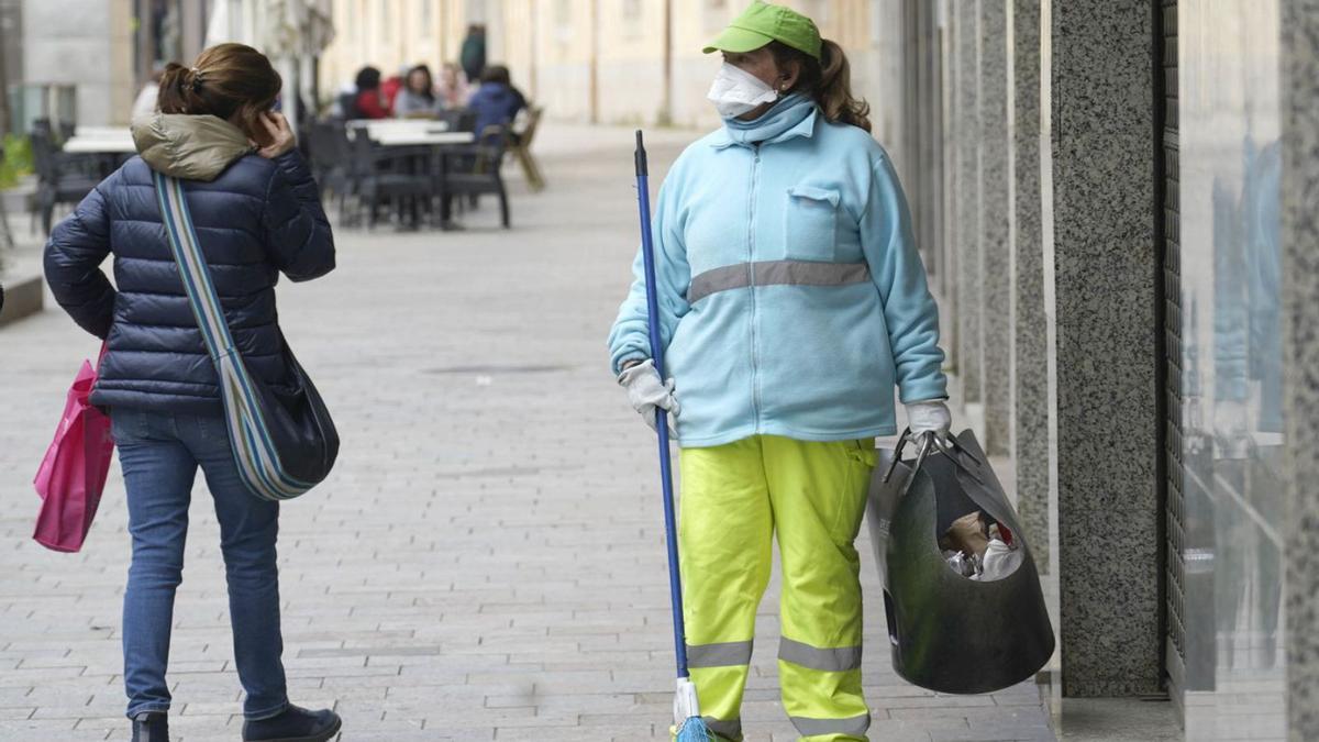 Una treballadora de la neteja, escombrant a Girona durant el pic de la pandèmia.  | MARC MARTÍ