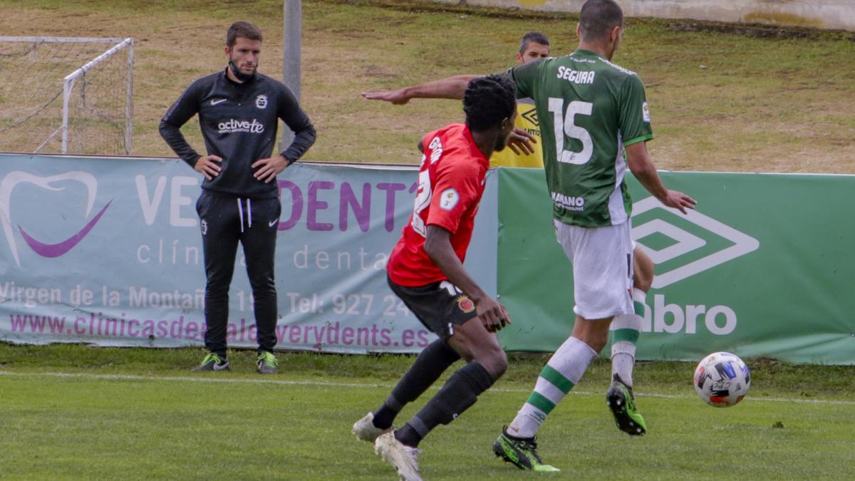 Gideon Acquah (Montijo) persigue a Segura (Cacereño).