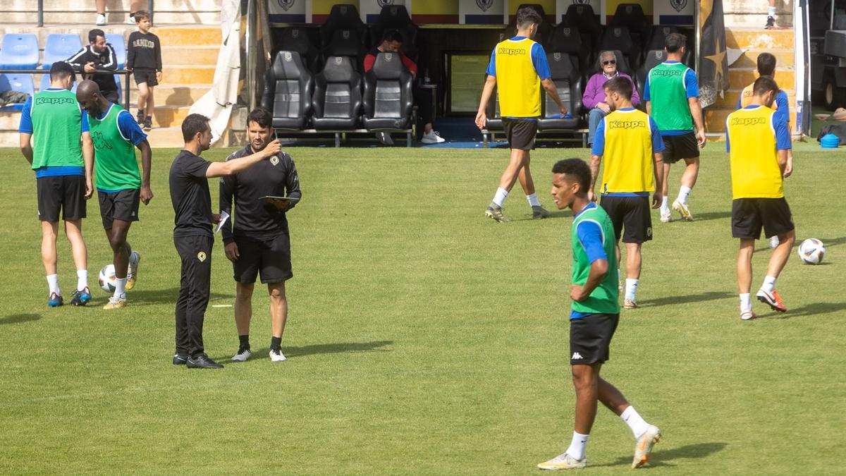 Lolo Escobar escucha a un ayudante durante una sesión de entrenamiento.