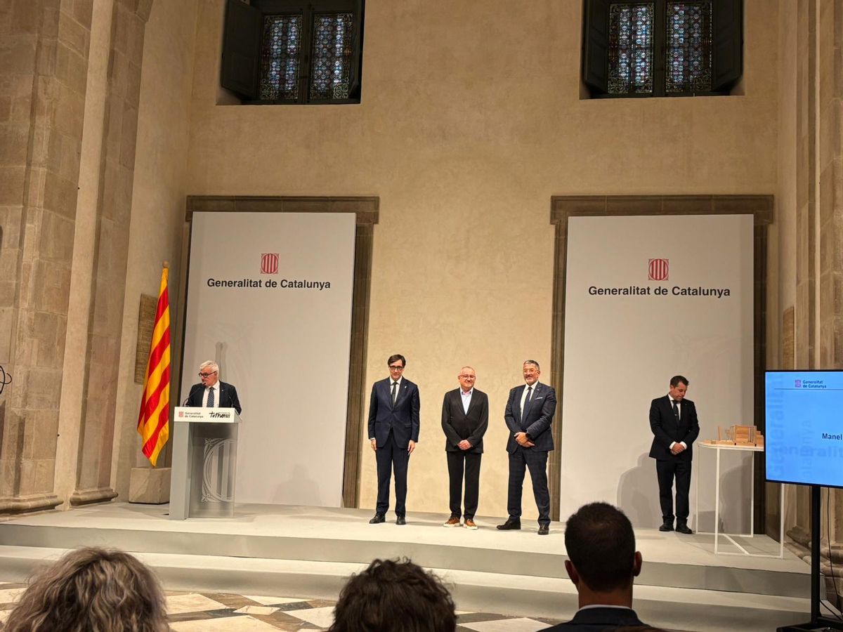 Manel Valls, recollint la seva medalla
