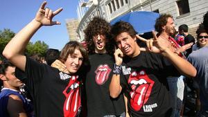 Unos jóvene, con una camiseta de los Stones.