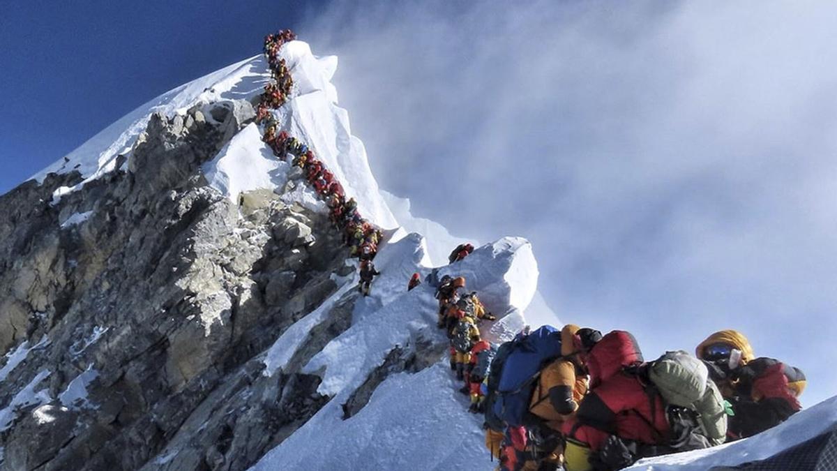 Al menos 350 senderistas evacuados tras una tormenta de nieve en el Everest