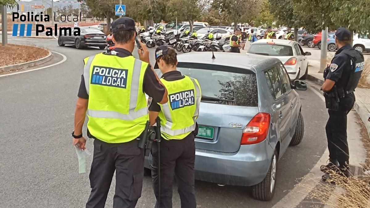 Agentes de la Policía Local, con el coche con matrículas falsas.