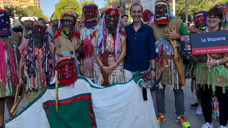 El vicepresidente del Patronato de Turismo con la Visparra de San Martín de Castañeda.