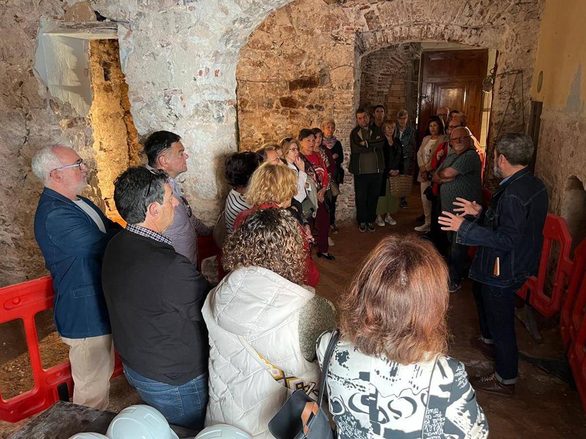 Imagen de archivo de una visita guiada por el interior de la Torre de Benissahat tras la compra por parte del Ayuntamiento.