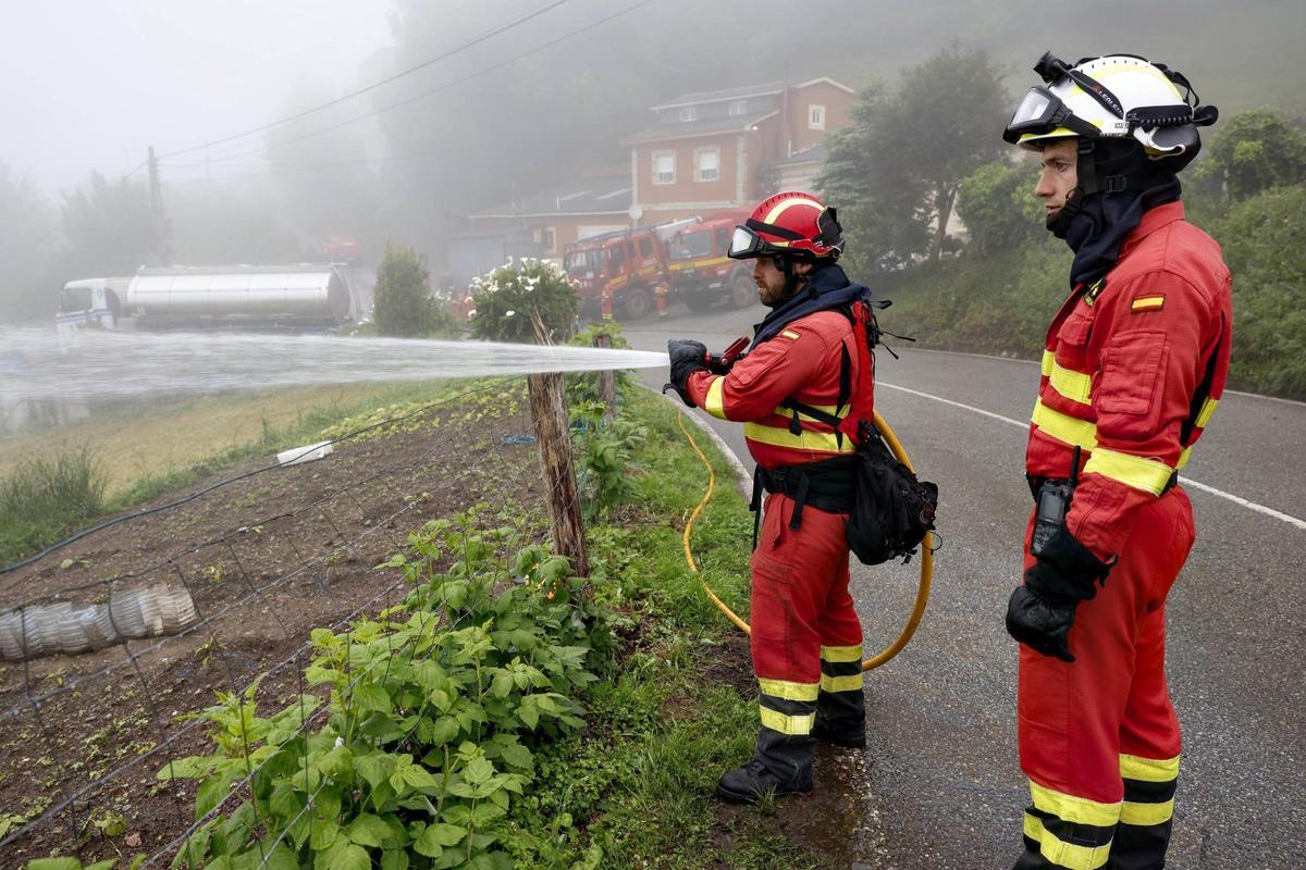 La UME se prepara en Valdés y Tineo para los incendios del verano