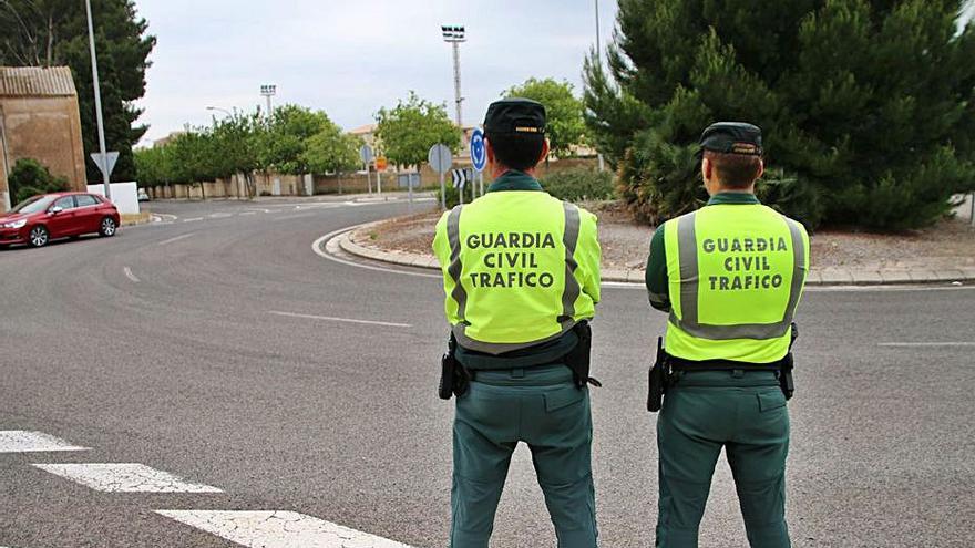 Dos agentes de la Guardia Civil de Tráfico de las Pitiüses.  | GC