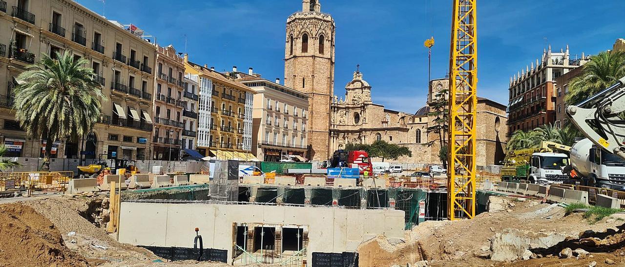 Panorámica de las obras de la 
plaza de la Reina con el 
parking subterráneo en 
primer plano.  levante-emv