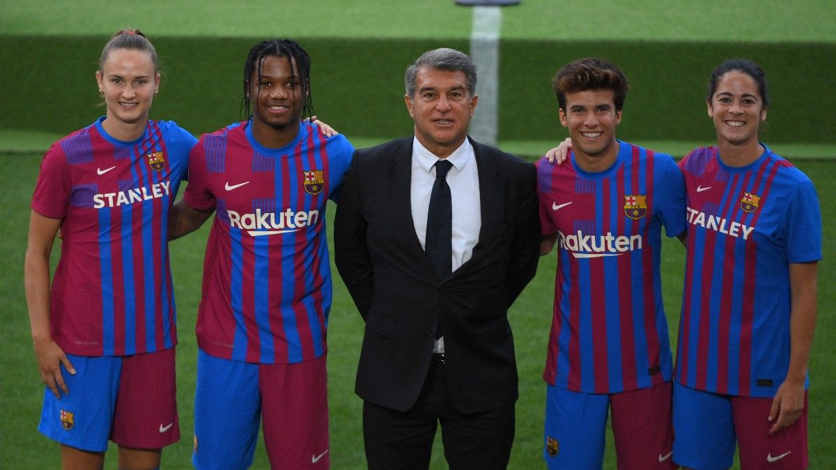 Joan Laporta, junto a Hansen, Ansu, Riqui y Marta Torrejón