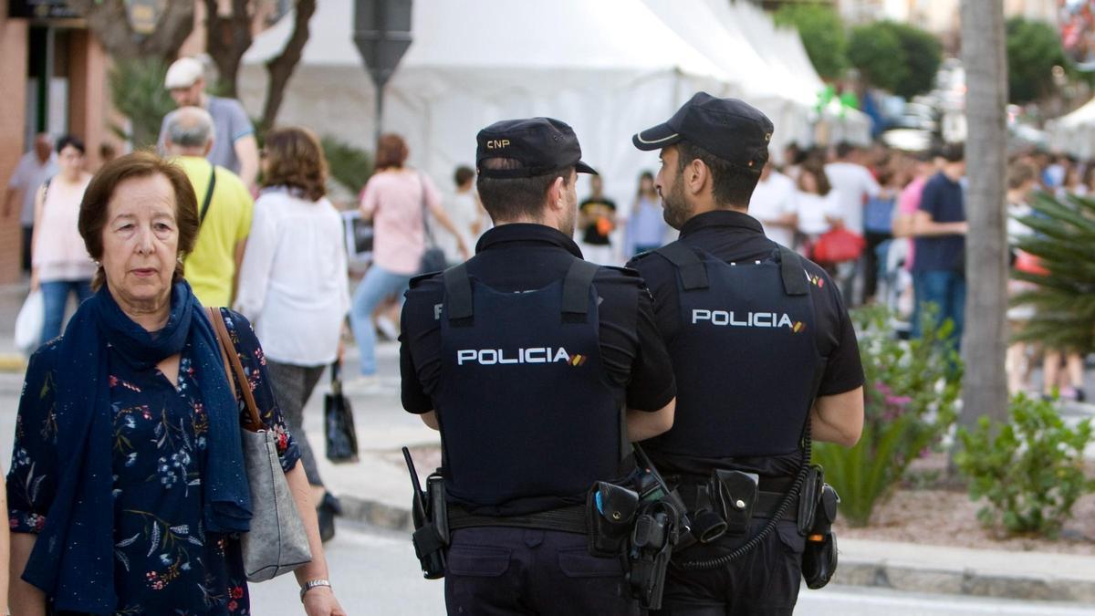 Dos agentes del Cuerpo Nacional de Policía, en una patrulla por la Fira de Novembre de Ontinyent.