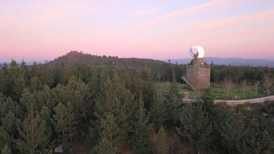 Mirador de Faro das Lúas, en el Monte Lobeira, gestionado por los comuneros de András.