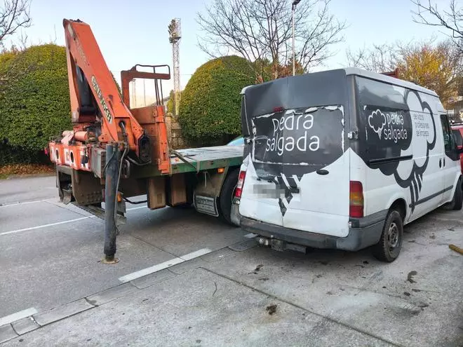 Un camión de Magan se lleva por delante tres coches en la zona de Galeras