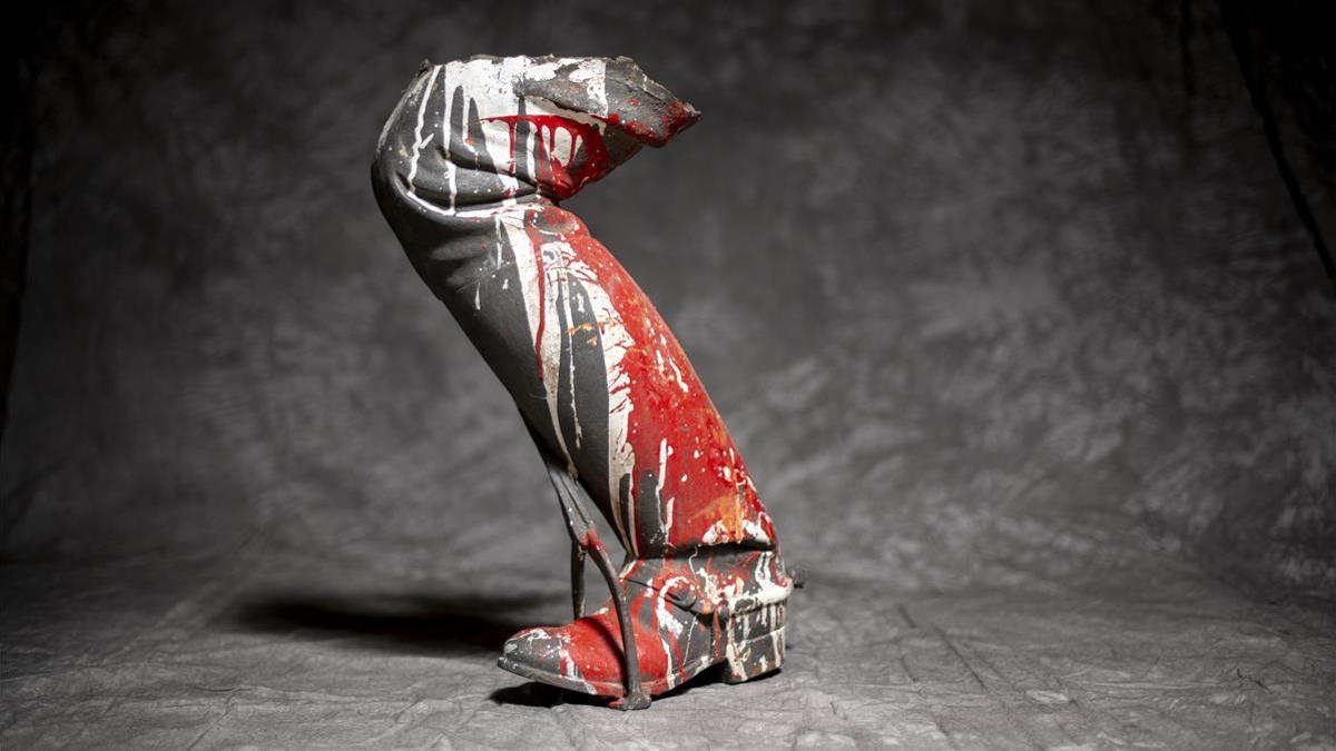 Barcelona 04 03 2021 Fragmento de la pierna izquierda de la estatua de Franco a caballo que se expuso en el Born Centre Cultural y de Memoria Fotografia de jordi Cotrina