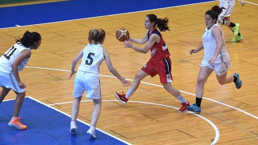 Marina Feijóo avanza con la pelota en el partido de ayer ante el Universidad de Salamanca.