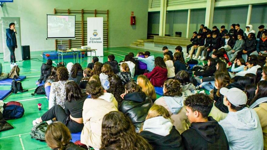 200 alumnos de Ibiza conocen al atleta paralímpico Alberto Ávila