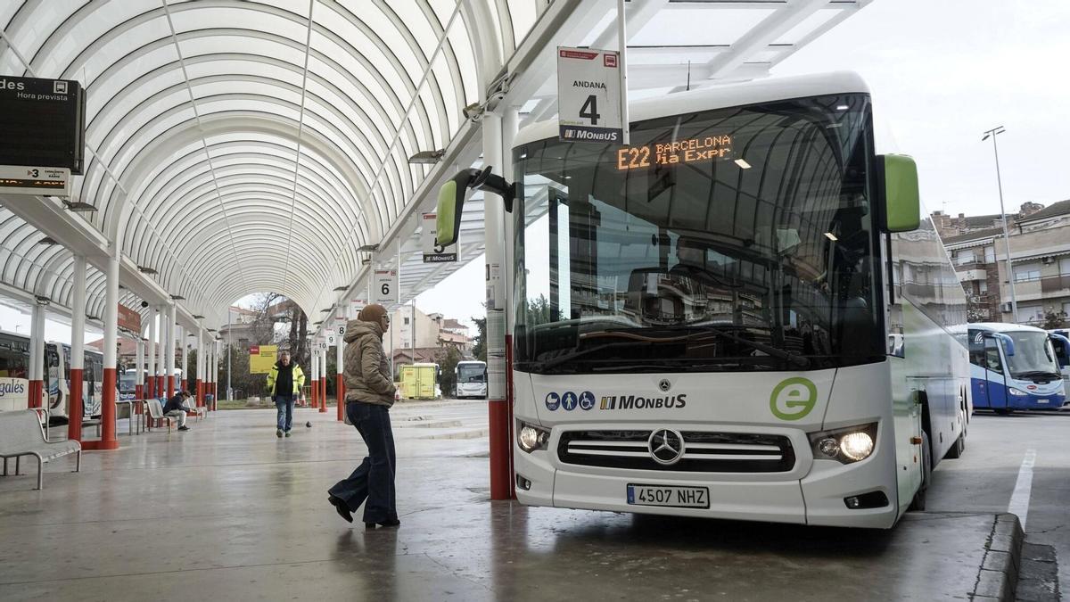 Un bus de la línia e22 que va directe de Manresa a Barcelona