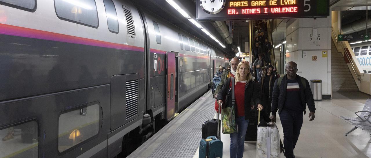 Un tren con destino a París, en la estación de Sants, en Barcelona.