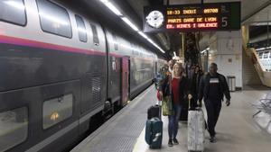 Un tren con destino a París, en la estación de Sants, en Barcelona.