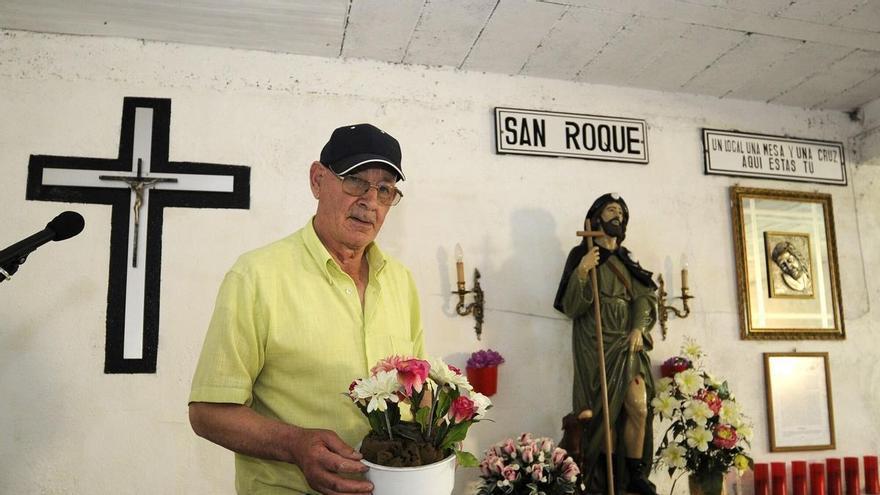 Adiós a «Luis do Foxo», el alma de la misa de San Roque en su garaje