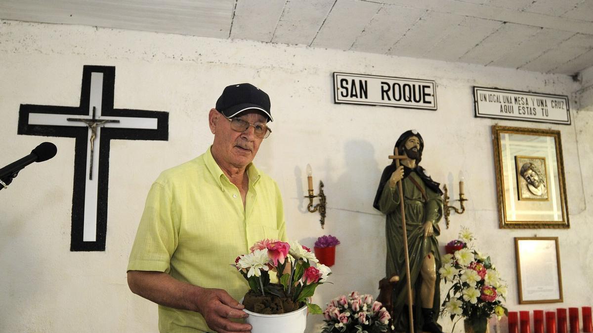 Luis Varela delante del altar de San Roque situado en el garaje de su casa.