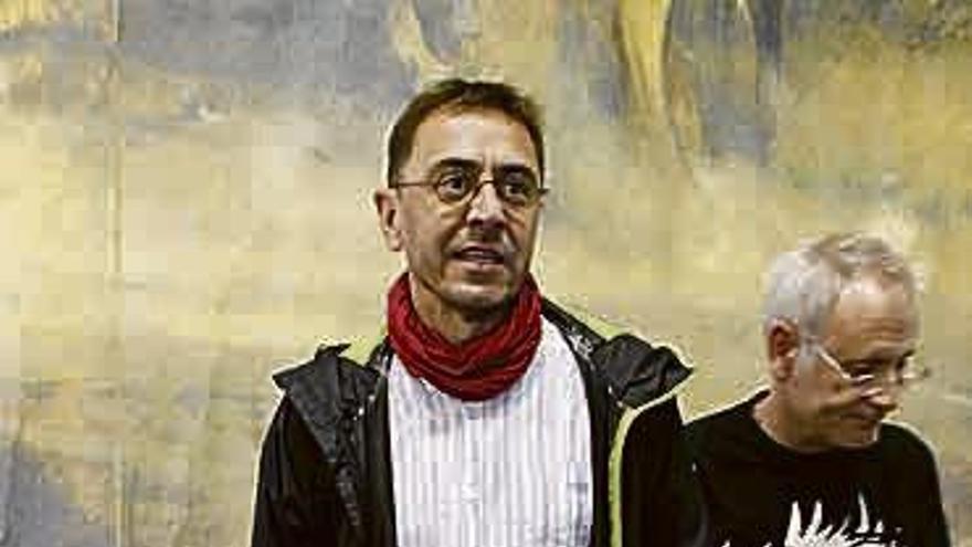 Juan Carlos Monedero, ayer, en la &quot;Semana negra&quot;.