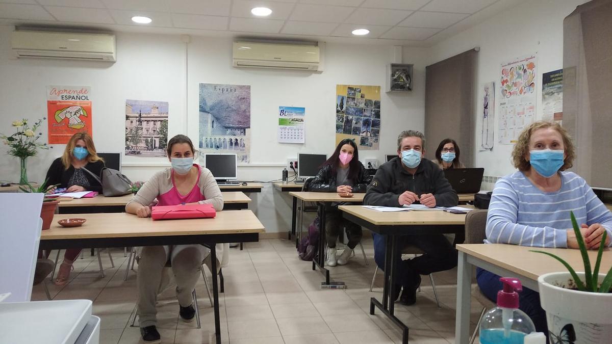Clase a un grupo de adultos en Ricla.