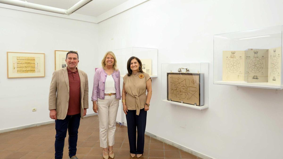 El director del museo, Germán Borrachero; la alcaldesa de Marbella, Ángeles Muñoz; y la directora general del área de Marbella, Carmen Díaz.