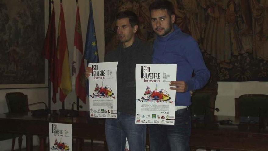 Gorka García (izquierda) y Javier Vega presentan el cartel de la I San Silvestre toresana. Foto