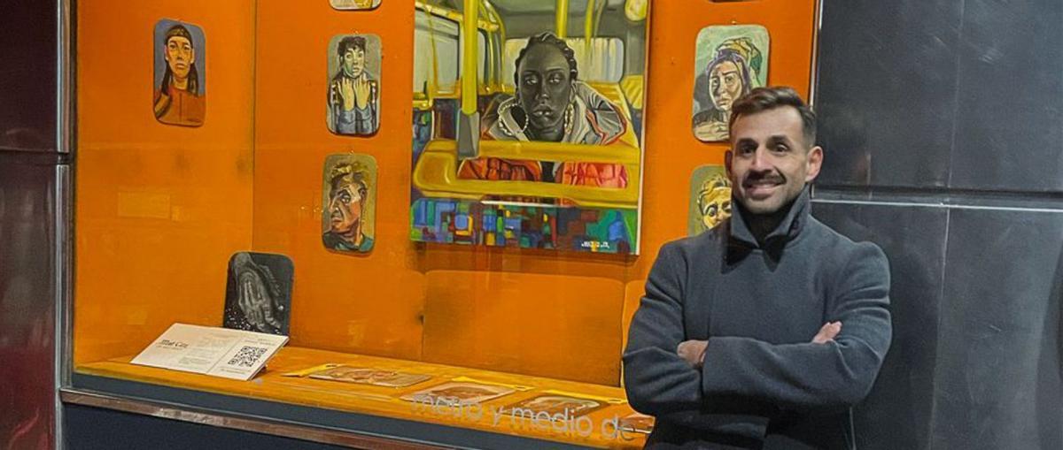 Daniel Markez, delantre del escaparate de "Metro y medio de arte".