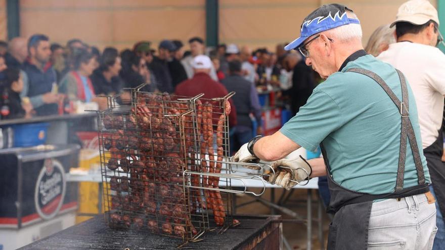 Ambientazo en la XIV Feria del Embutido de la Vall de Pop celebrada en Llíber