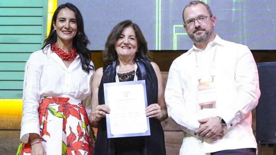 Ben Sowter, vicepresidente de QS, entregó este jueves el galardón a María Dolores García, presidenta de la Universidad Católica de Murcia.   | UCAM