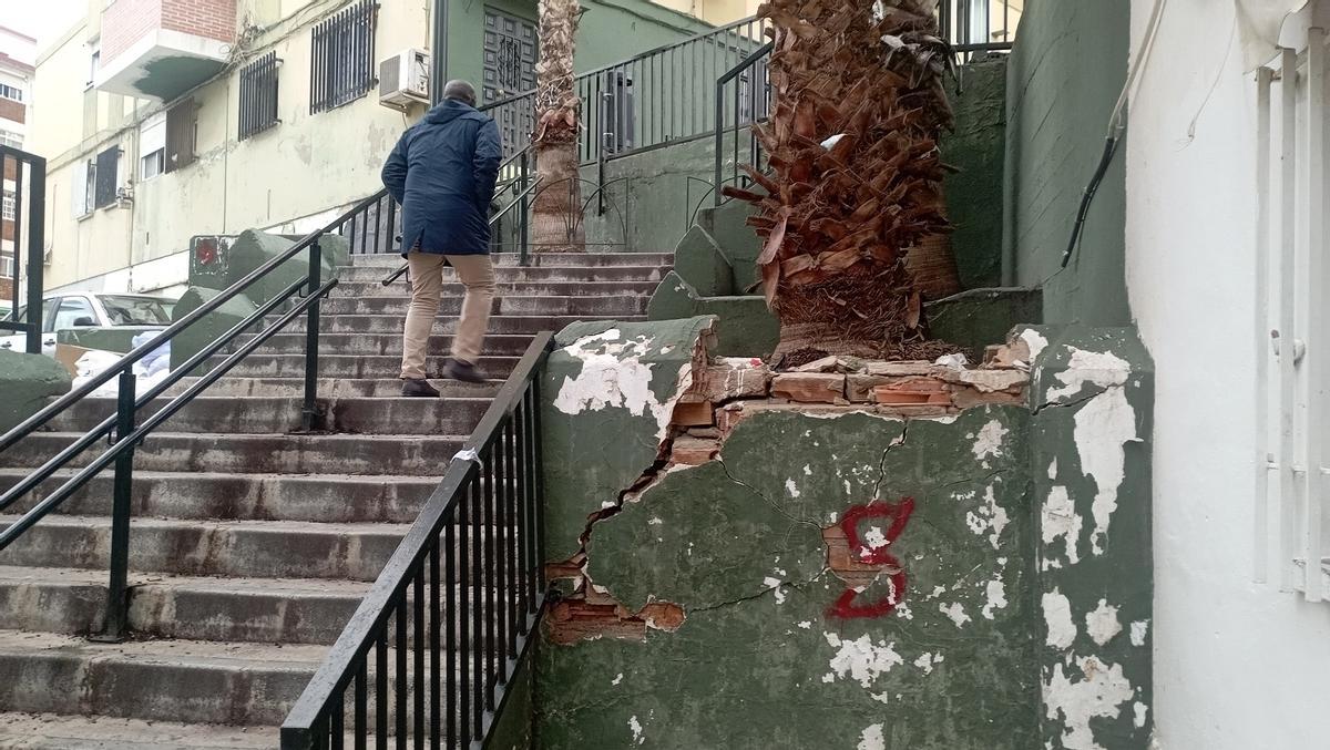 El último tramo de calle Trinquete, en Monte Pavero, con un gran macetero en mal estado.
