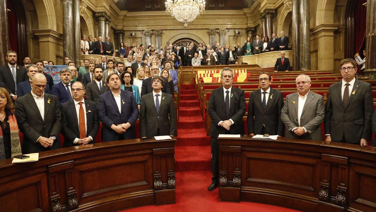 El Govern de Carles Puigdemont y los diputados de JxSí y la CUP, sin los diputados del PSC, PPC y Ciudadanos, aplauden tras aprobarse en el pleno del Parlament, la declaración de independencia. Foto: Julio Carbó