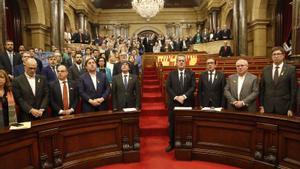 MOMENTO 8 |  Declaración de independencia fallida (2017) y aplicación del 155 El otoño de 2017 fue el episodio institucional más convulso de la democracia catalana. Tras el referéndum de autodeterminación del 1-O, suspendido por el Constitucional y celebrado entre cargas policiales, el Parlament aprobó el 27 de octubre una declaración unilateral de independencia que nunca llegó a aplicarse.  FOTO: El Govern de Carles Puigdemont y los diputados de JxSí y la CUP, sin los diputados del PSC, PPC y Ciudadanos, aplauden tras aprobarse en el pleno del Parlament, la declaración de independencia. Foto: Julio Carbó