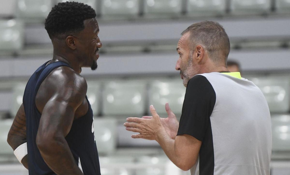 Sito Alonso habla con Dylan Ennis en un entrenamiento.