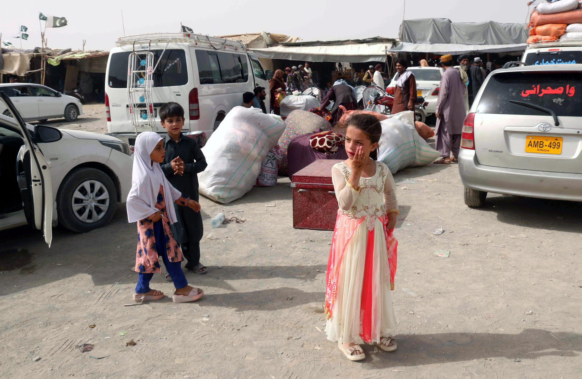 Miles de personas abandonan Kabul ante la llegada de los talibanes