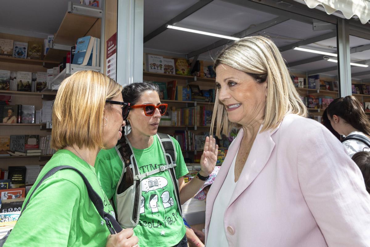 Valencia. VLC. La consellera de cultura y educacion Maria del Carmen Orti tiene un encontronazo amistoso con dos docentes dias antes de la huelga indefinida en educacion