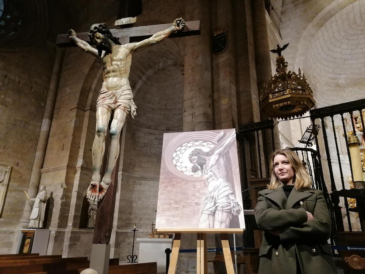 Marta González Lozoya posa junto al cartel y a la imagen titular de la cofradía.