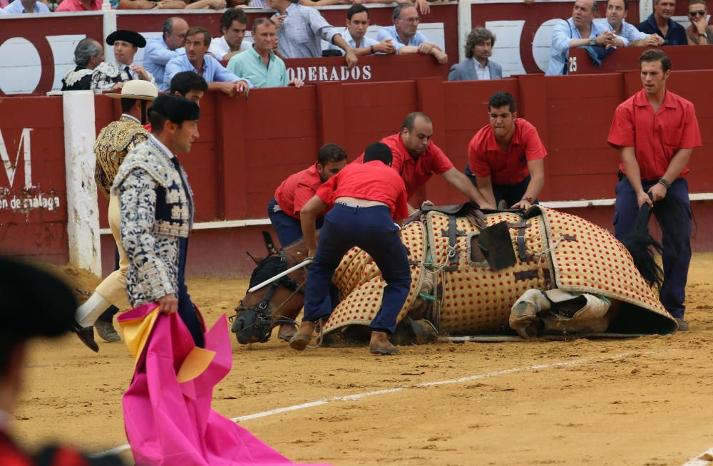 Las imágenes de la tercera corrida de abono de la feria taurina de Málaga en La Malagueta.