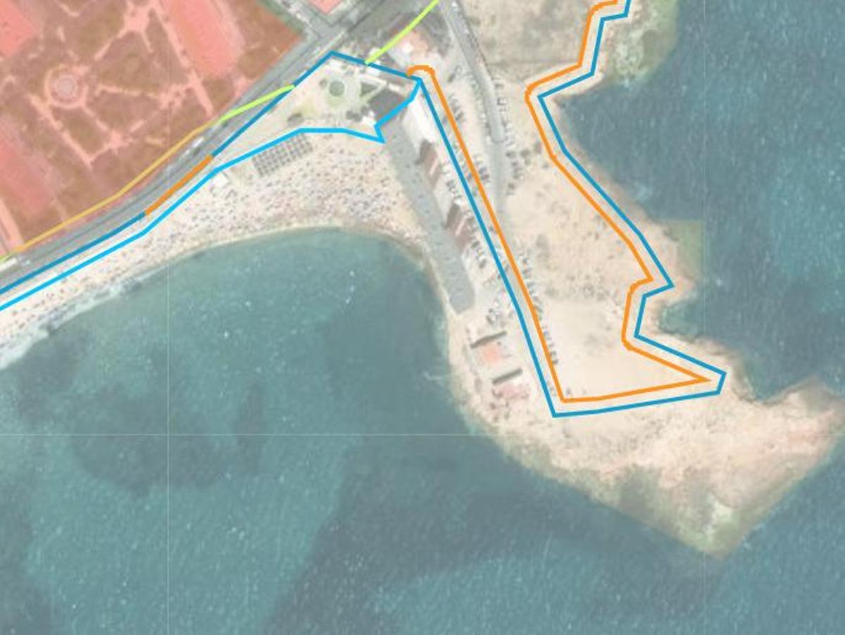 En azul el deslinde de Costas en el extremo norte de la playa de Los Locos, dentro del que se incluye todo el edificio de Luz-Mar y los chalés con concesión. En naranja el trazado del deslinde de servidumbre de tránsito