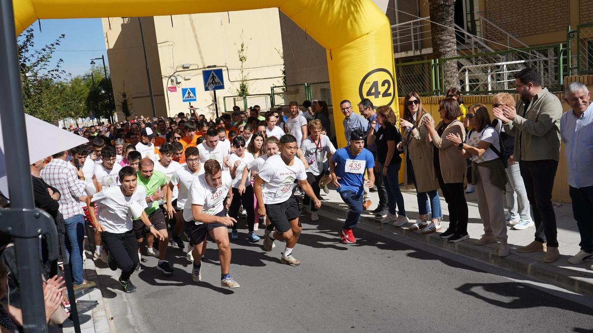 La XI Vuelta a pie para personas con diversidad funcional reúne a centros de toda la provincia en Ontinyent