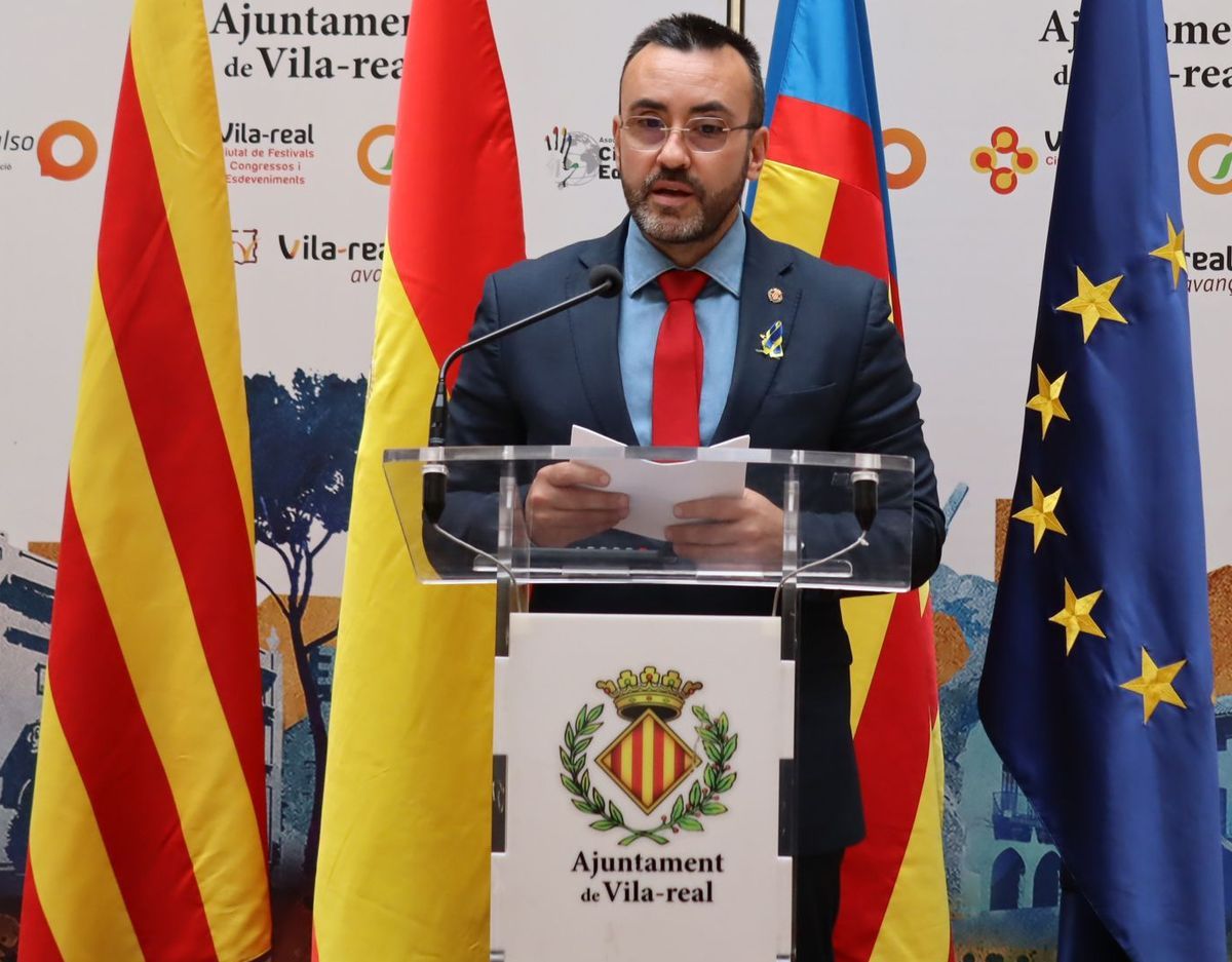 El alcalde de Vila-real, José Benlloch, asegura que hay proyectos a los que el ejecutivo local no renunciará, pese a la delicada situación de las arcas municipales.