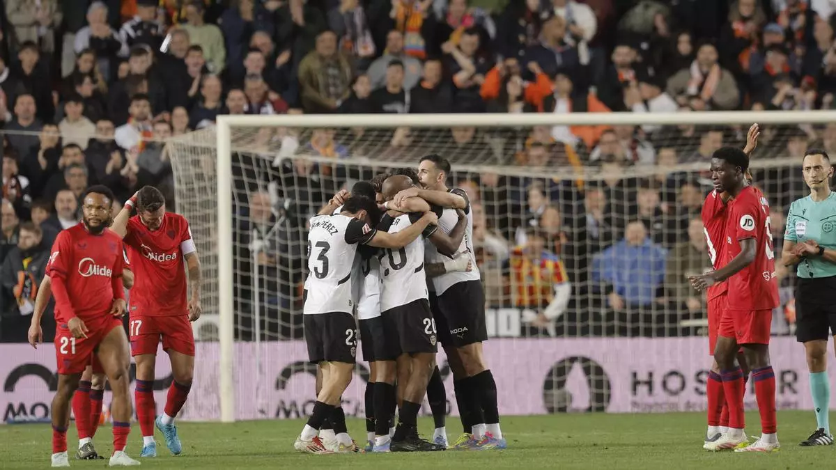 Javi Guerra desata la locura en Mestalla