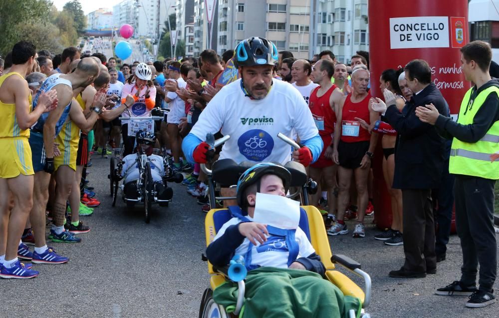 Más de 3.500 personas participan esta mañana la Carrera Vigo Contra el Cáncer.