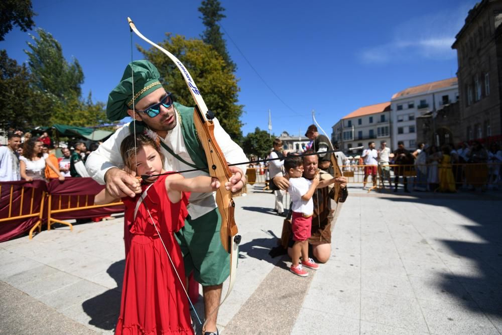 Miles de asistentes consolidan la Feira Franca como una de las fiestas históricas más destacadas de Galicia