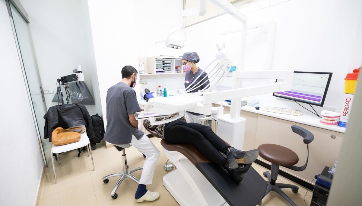 En las visitas periódicas, los odontólogos pueden detectar cualquier signo de alarma de cáncer oral.