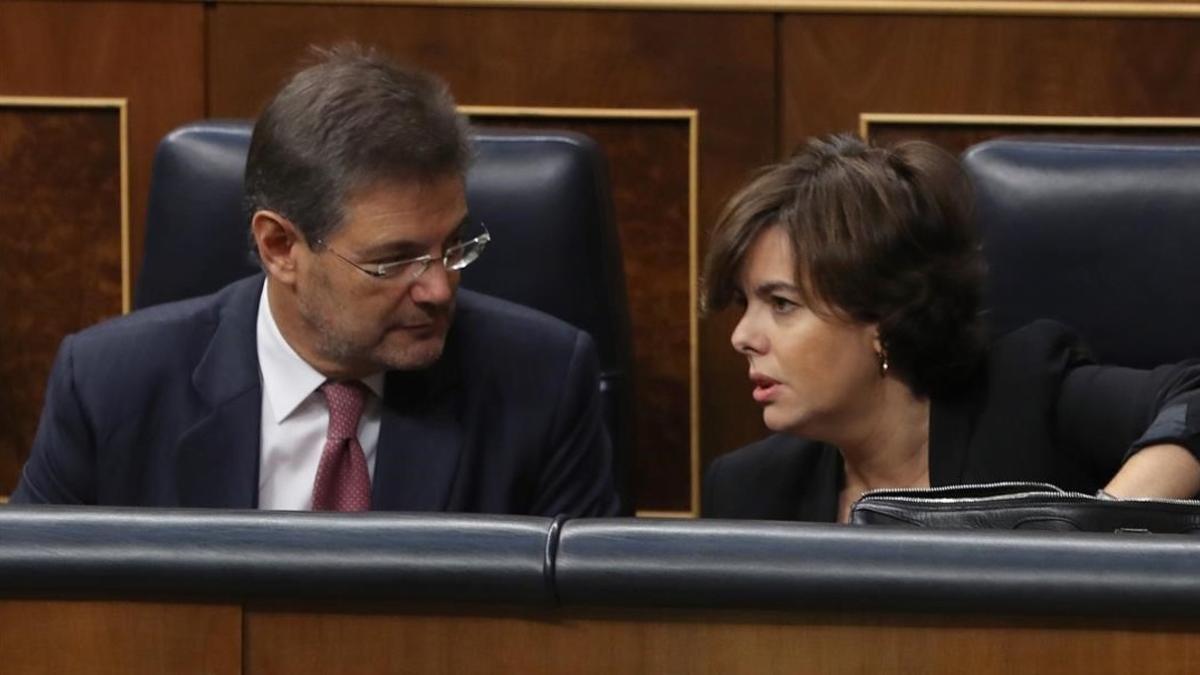 La vicepresidenta del Gobierno, Soraya Sánez de Santamaría, en el Congreso, junto al ministro de Justicia, Rafael Catalá.