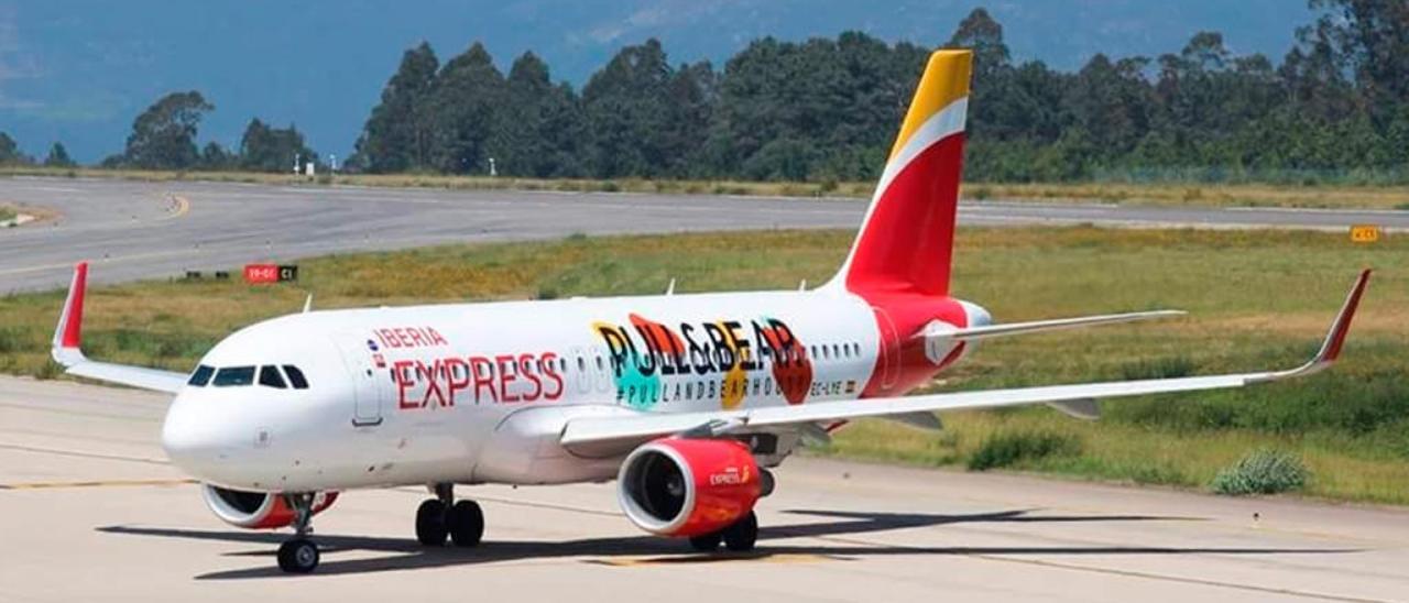 Un avión de Iberia Express en el aeropuerto de Vigo // FARO