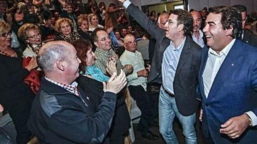 Alberto Núñez Feijóo y Carlos Negreira, en el cierre de campaña, en 2015.